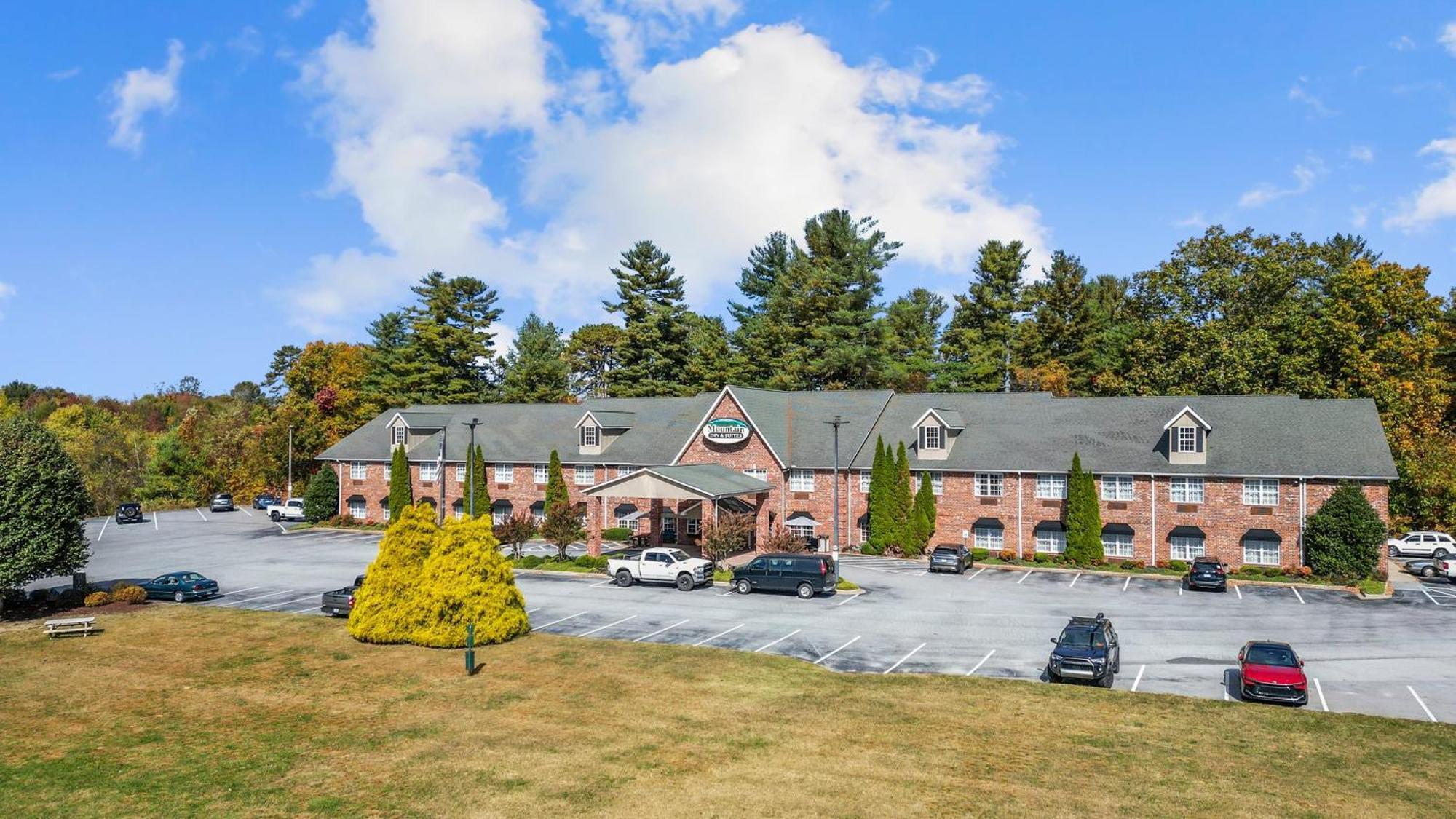 Mountain Inn & Suites Flat Rock Ngoại thất bức ảnh